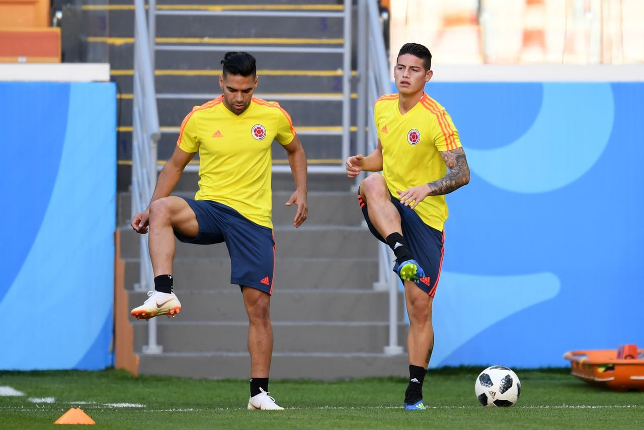 SARANSK, RUSSIA - JUNE 18:  James Rodriguez (R) and Radamel Falcao warm up during a training session ahead of the FIFA World Cup Group H match between Colombia and Japan at Mordovia Arena on June 18, 2018 in Saransk, Russia.  (Photo by Etsuo Hara/Getty Images)