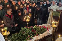 Familiares y amigos presentan sus últimos respetos al ataúd del líder de la oposición rusa Alexei Navalny en la Iglesia del Icono de la Madre de Dios Calma Mis Dolores, en Moscú, Rusia, el viernes 1 de marzo de 2024.