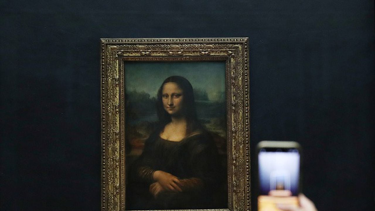 La Mona Lisa se exhibe en el Museo del Louvre, en París.