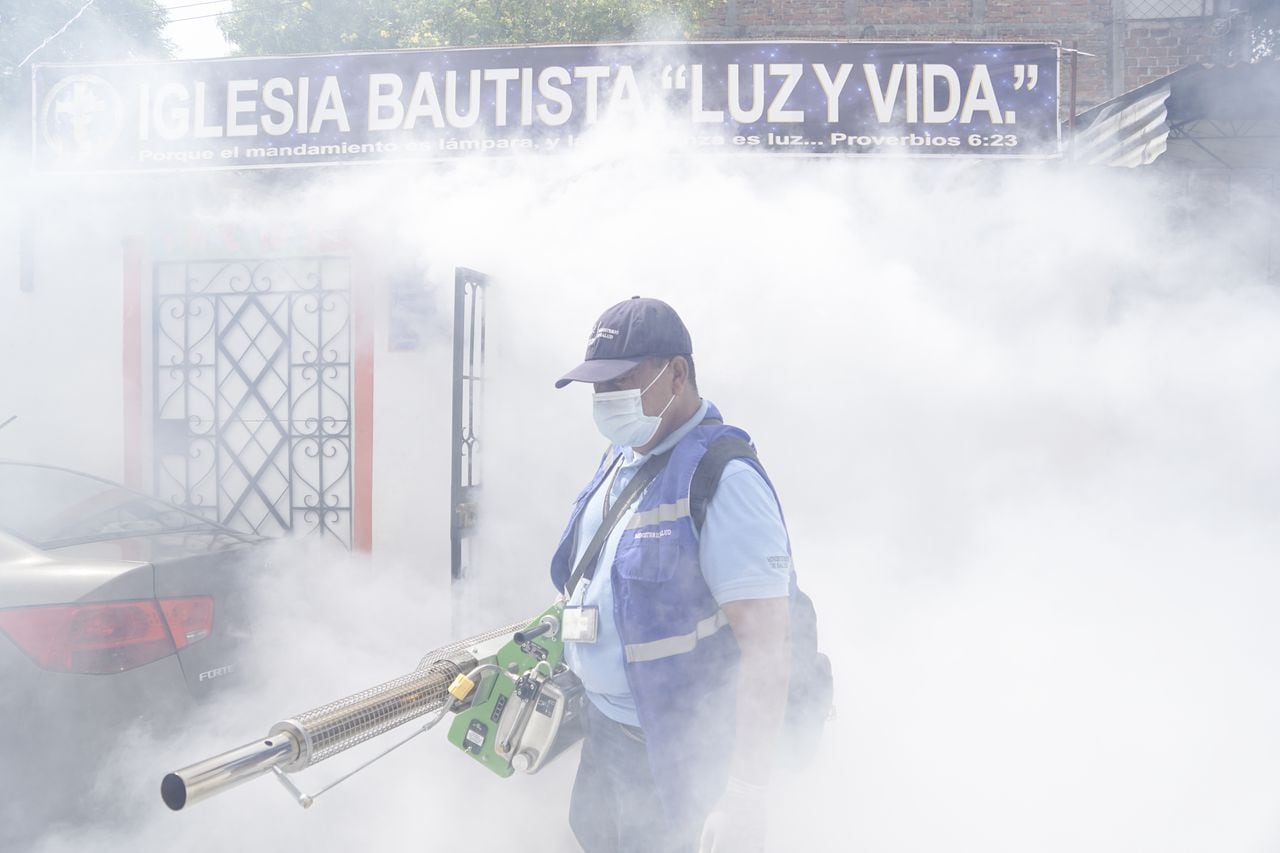 Un trabajador municipal rocía químicos contra los mosquitos Aedes Aegypti y Aedes Albopictus, responsables de la transmisión de Dengue, Zika y Chikungunya el 27 de abril de 2022 en San Salvador, El Salvador