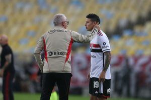 James Rodríguez, futbolista colombiano, recibiendo indicaciones desde el banco técnico por su entrenador Dorival Junior