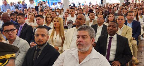 El concejal electo en Cali Andrés Escobar, mira asombrado a Marcos Calarca, representante a la Cámara por el partido Comunes