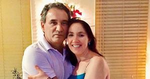   Rubén fue con su esposa, Marcela, a vacunarse en Estados Unidos. Se contagió del virus y el seguro médico no alcanzó para cubrir lo que necesitaba. 