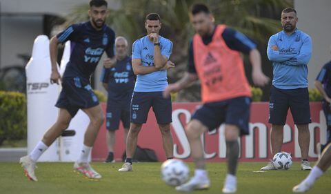 Lionel Scaloni sigue el entrenamiento de Lionel Messi antes de la fecha 3