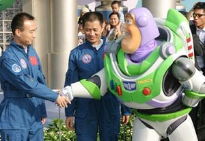 China ha enviado tres hombres al espacio y su programa espacial es motivo de orgullo. A la izquierda, uno de ellos estrecha la mano de un muñeco de Buzz Lightyear en Disneylandia de Hong Kong. A la izquierda, el lanzamiento del Shenzhou IV, un cohete no tripulado. Hacia 2020, un chino pisaría la luna 