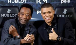 FILE PHOTO: French soccer player Kylian Mbappe and Brazilian soccer legend Pele pose ahead of their meeting in Paris, France April 2, 2019. REUTERS/Christian Hartmann/File Photo