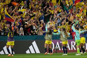 Las jugadoras de Colombia celebran después del partido de fútbol del Grupo H de la Copa Mundial Femenina entre Alemania y Colombia en el Estadio de Fútbol de Sydney en Sydney, Australia, el domingo 30 de julio de 2023. Colombia ganó 2-1. (AP Photo/Rick Rycroft)