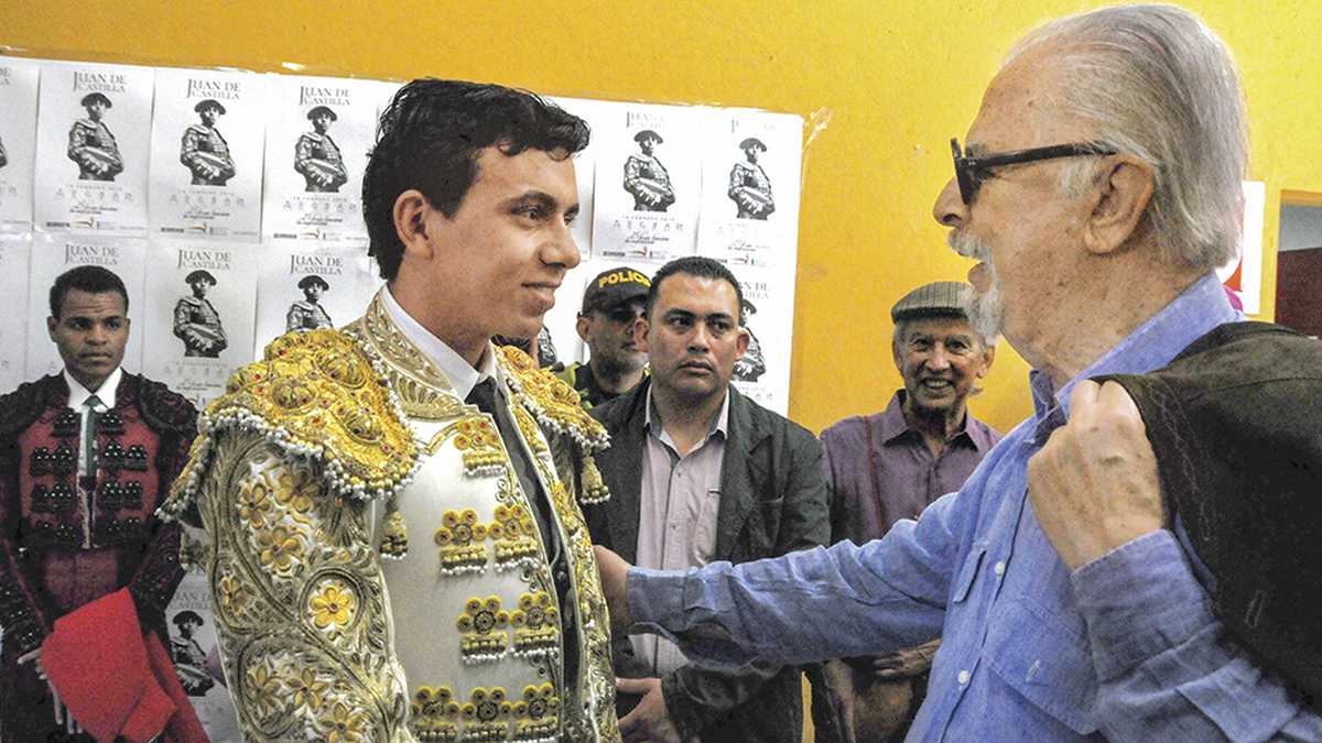Fernando Botero y el torero antioqueño Juan de Castilla el día de su alternativa en La Macarena de Medellín (2017). 