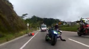 El motociclista no midió su velocidad.