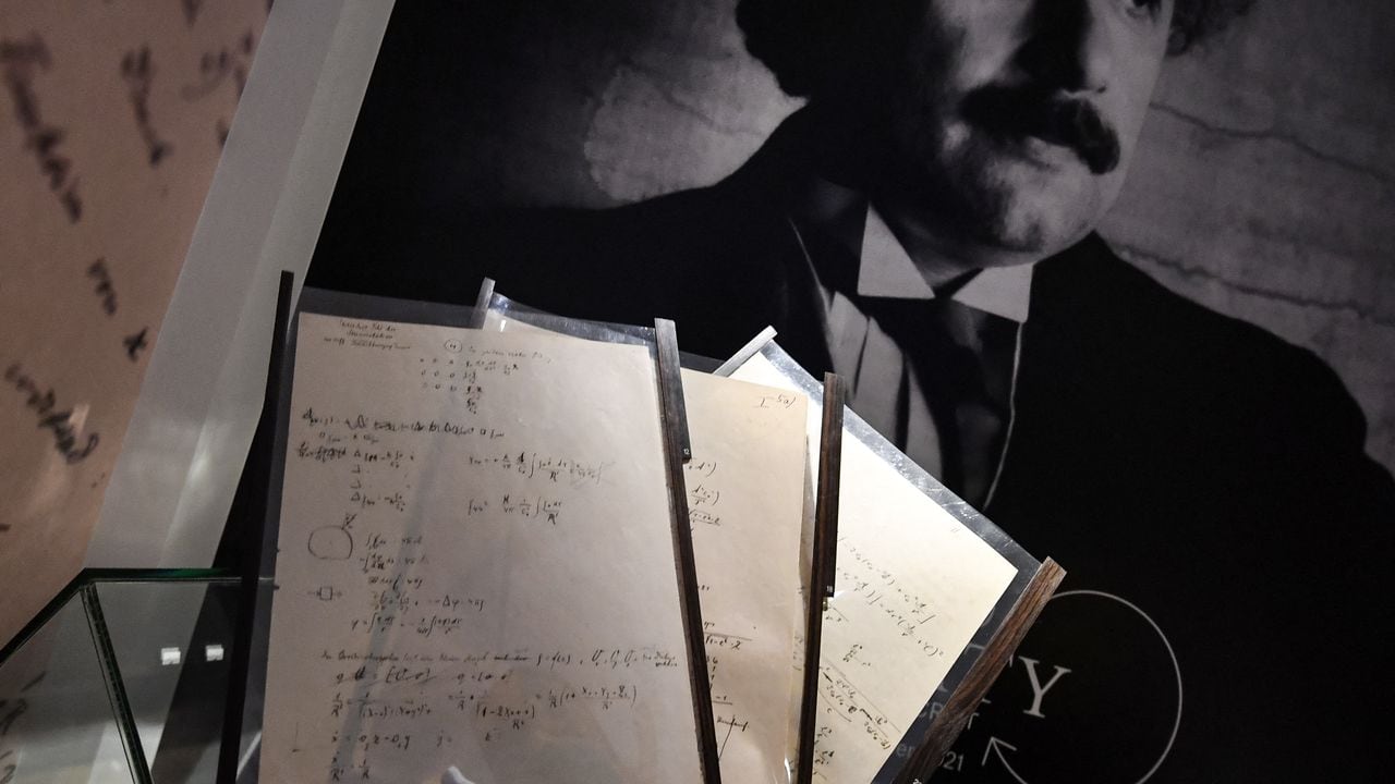 Una fotografía tomada el 22 de noviembre de 2021 muestra las páginas de uno de los manuscritos preparatorios a la teoría de la relatividad general de Albert Einstein, durante su presentación un día antes de ser subastado en la casa de subastas Christie's en París. (Photo by Alain JOCARD / AFP)