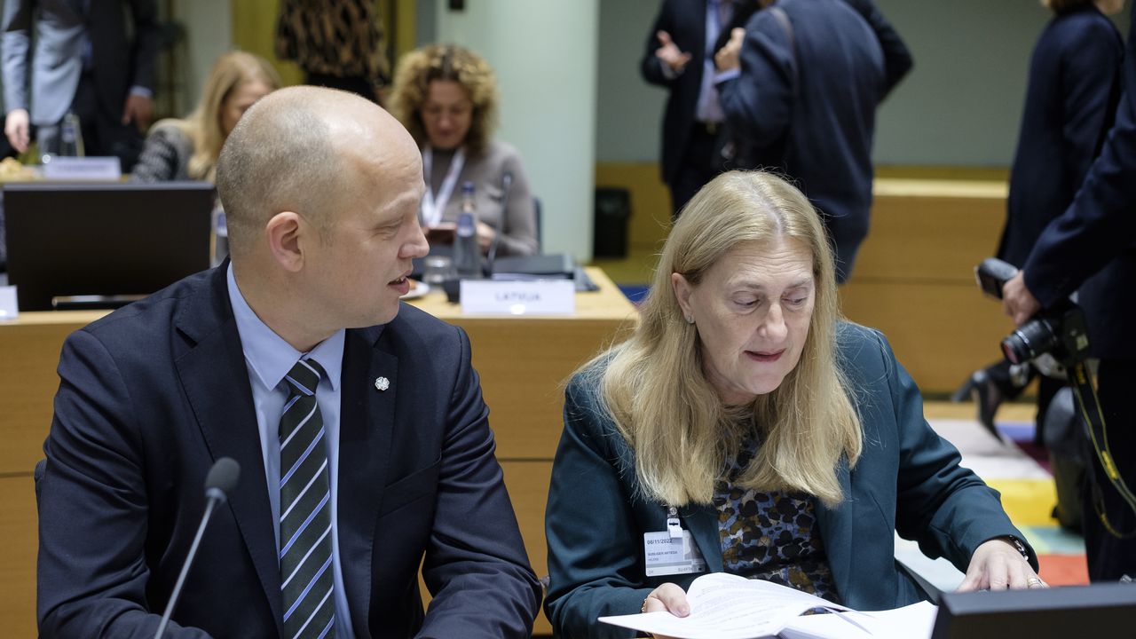 El Ministro de Finanzas noruego Trygve Magnus Slagsvold Vedum (L) conversa con la Secretaria de Estado suiza Helene Budliger Artieda (R) antes de una reunión de Ministros EcoFin de la AELC de la UE en Europa, la sede del Consejo de la UE, el 8 de noviembre de 2022