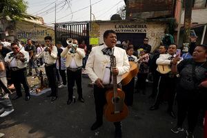 Un grupo de mariachis toca música frente al altar de "Nuestra Señora de la Santa Muerte", en la colonia Tepito de la Ciudad de México, el martes 1 de noviembre de 2022. 