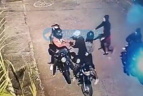 Inicialmente, cuatro asaltantes se abalanzaron contra el hombre de la moto que fue hurtada.
