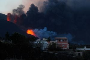 El humo y la lava se elevan desde el cráter después de que la lava fluyera hacia el mar, visto desde El Paso, luego de la erupción de un volcán en la isla canaria de La Palma, España, el 29 de septiembre de 2021. Foto REUTERS / Jon Nazca
