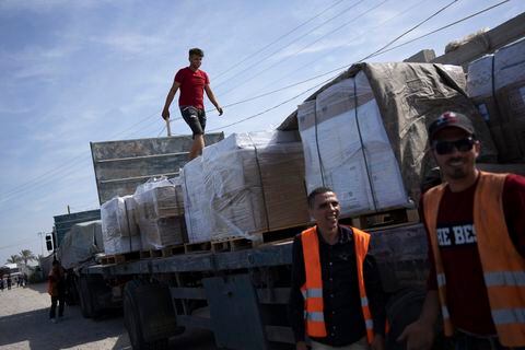 El PMA tiene otras 930 toneladas métricas de alimentos de emergencia en la frontera de Rafah o cerca de ella, listas para ser llevadas a Gaza cuando se permita nuevamente el acceso. Las existencias son necesarias para reponer los suministros cada vez más escasos del PMA dentro de Gaza.