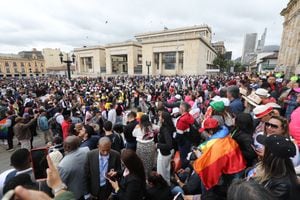 Panorámicas Plaza de Bolívar con gente esperando la Posesión del Presidente Gustavo Petro