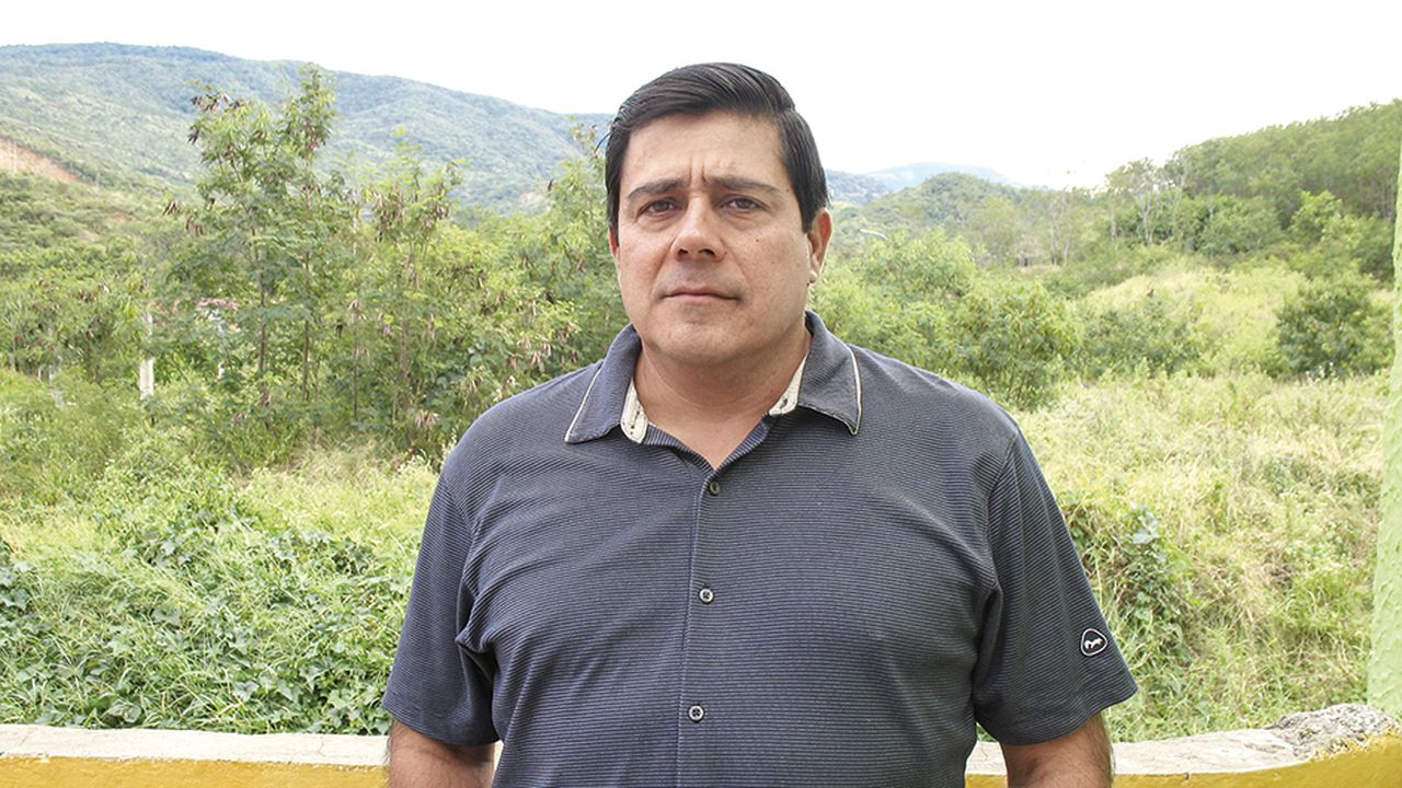 Juan Carlos Meneses fue comandante de la Policía de Yarumal. Actualmente, se encuentra en la JEP y acusa a Santiago Uribe de ser miembro de los Doce Apóstoles. 