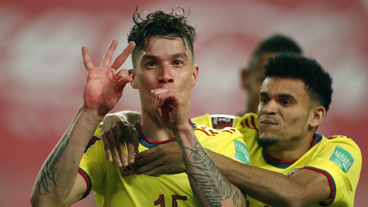LIMA, PERU - JUNE 03: Mateus Uribe of Colombia celebrates with teammate Luis Díaz after scoring the second goal of his team during a match between Peru and Colombia as part of South American Qualifiers for Qatar 2022 at Estadio Nacional de Lima on June 03, 2021 in Lima, Peru. (Photo by Paolo Aguilar - Pool/Getty Images)
