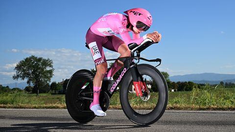 El esloveno en medio de la brillante etapa 7 que hizo en el Giro 2024.