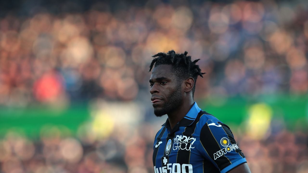 BERGAMO, ITALY - DECEMBER 18:  Duvan Zapata of Atalanta BC looks onduring the Serie A match between Atalanta BC and AS Roma at Gewiss Stadium on December 18, 2021 in Bergamo, Italy. (Photo by Emilio Andreoli/Getty Images)