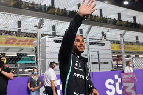 El piloto de Mercedes Lewis Hamilton celebra tras ganar el domingo, el Gran Premio de Arabia.