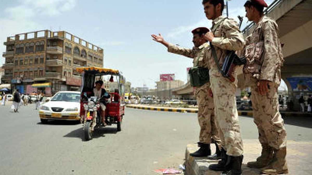 Soldados yemeníes patrullan en Saná, en el Yemen, el viernes luego de  explotara una carga explosiva colocada encima de una moto contra la sede de los Servicios Secretos yemeníes en la ciudad sureña de Adén.