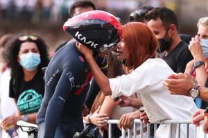 El colombiano Egan Bernal y su novia Maria Fernanda Gutiérrez al término d una etapa en la Vuelta a España