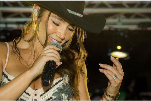 Paola Jara está de lanzamiento, su nueva canción se llama ¿dónde estabas tú?. La cantante estuvo acompañada de su esposo, Jessi Uribe.