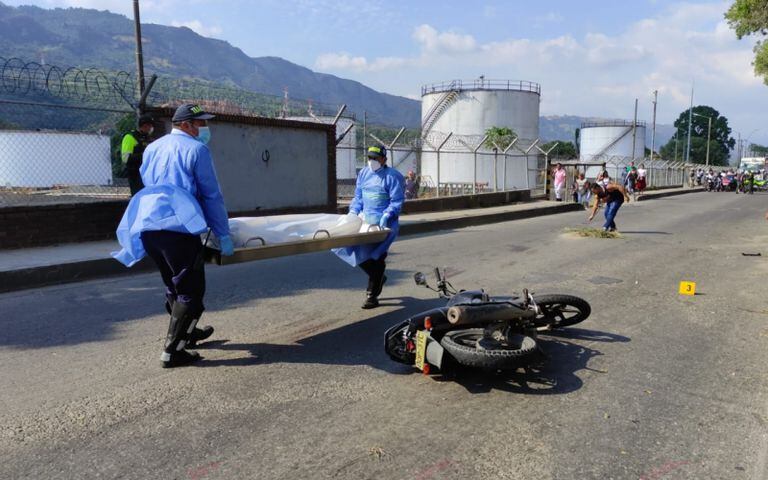 Los motociclistas chocaron contra los separadores viales.