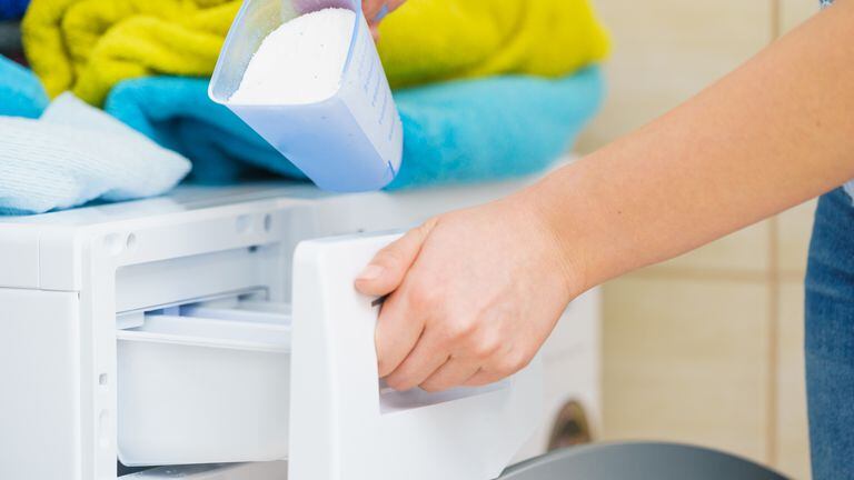 El jabón es efectivo para eliminar las manchas de la ropa.