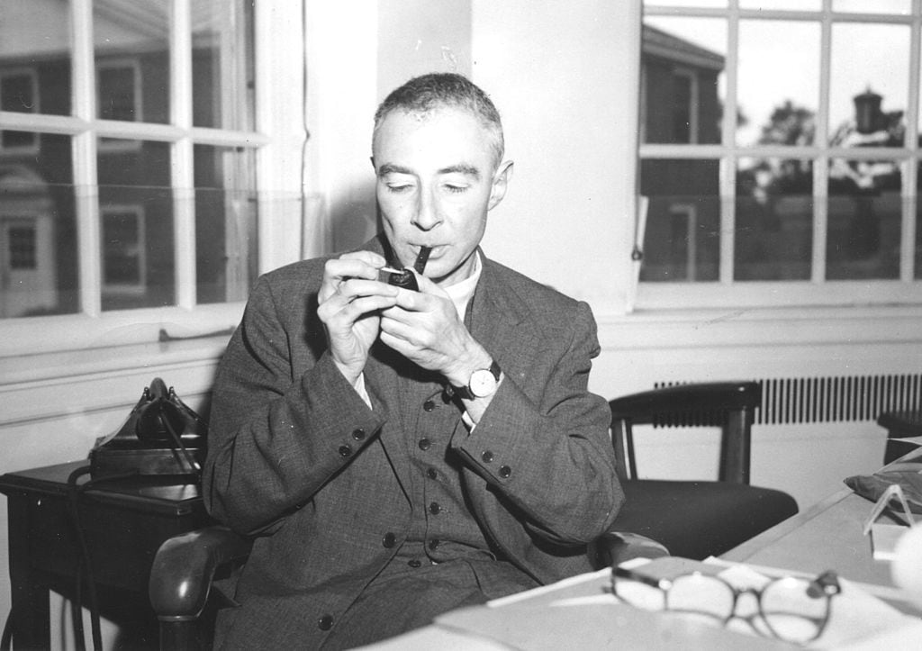 El físico teórico estadounidense Dr. J. Robert Oppenheimer (1904 - 1967) enciende su pipa sentado detrás de su escritorio en el Instituto de Estudios Avanzados de Princeton, Nueva Jersey, a fines de la década de 1940. (Foto de PhotoQuest/Getty Images)