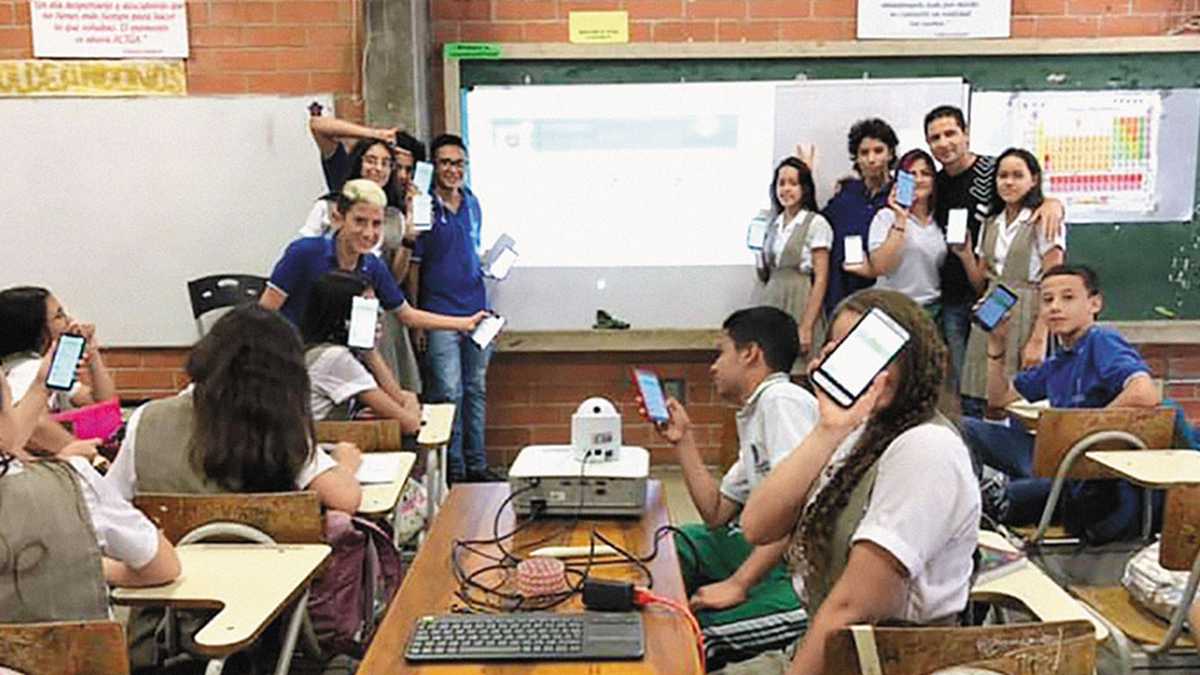 Manuel Lopera, un emprendedor colombiano creó TOMI, un dispositivo que él ha definido como “el Iphone de los maestros”