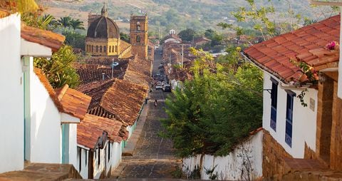   Barichara alberga calles empedradas y edificios encalados con techos de tejas rojas que parecen casi tan nuevos como el día en que se construyeron, hace unos 300 años, según la guía turística Lonely Planet.