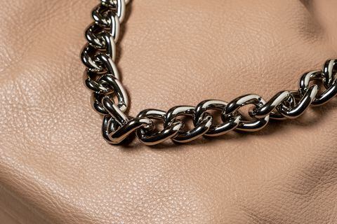 La atención a cadenas de plata opacas se aborda con enfoques sencillos pero efectivos, diseñados para preservar la elegancia de la joyería.