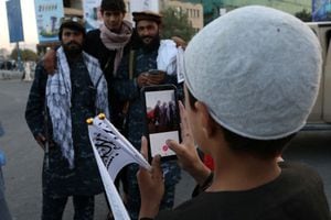 Partidarios del Talibán se toman fotos con soldados del Talibán en Kabul, Afganistán, 1 de septiembre de 2021. WANA (Agencia de Noticias de Asia Occidental) vía REUTERS ATENCIÓN A LOS EDITORES: ESTA IMAGEN HA SIDO SUMINISTRADA POR UN TERCERO.
