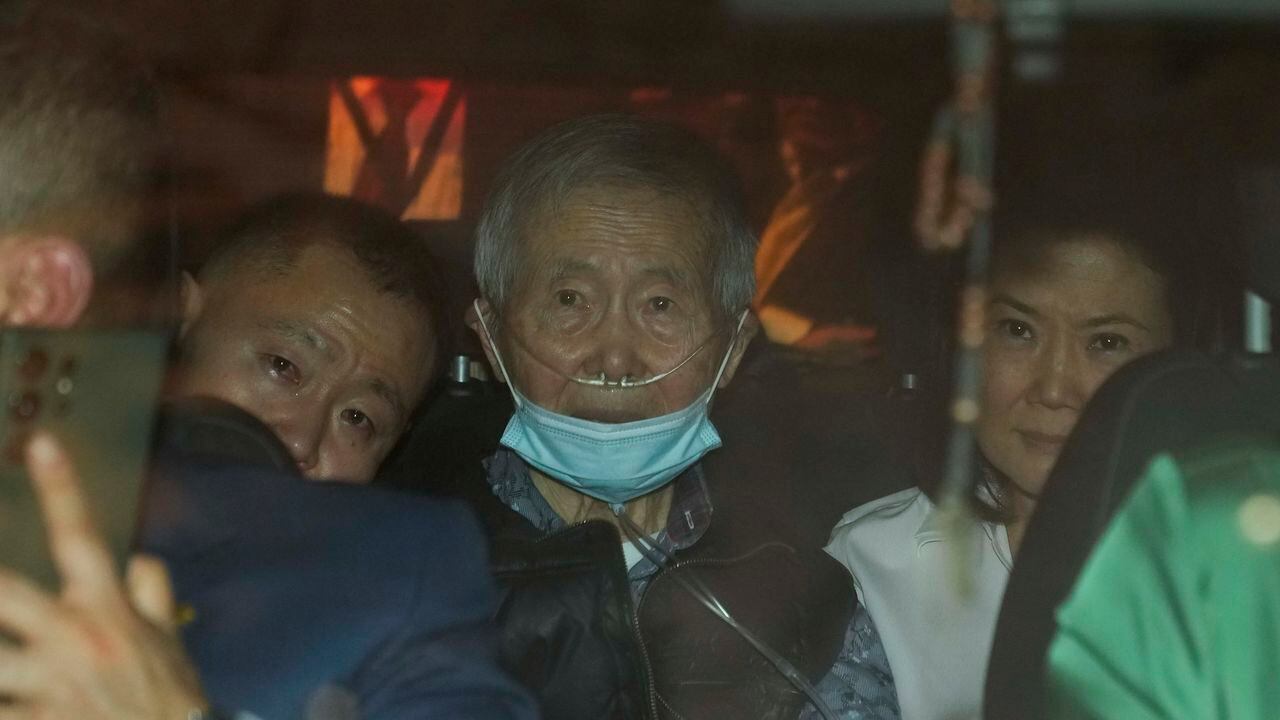 Alberto Fujimori ex presidente del Perú sale de prisión juntos a sus hijo Keiko y Kenji.