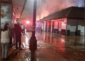 Varias viviendas resultaron afectadas en un incendio en el centro histórico de Chía