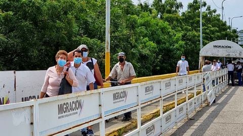 Las autoridades colombianas mantienen la medida de pico y cédula mientras que las venezolanas, habilitaron el paso peatonal sin distinción.