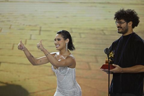 Ana del Castillo y Criolo en el escenario de la premiere de los Latin Grammy  (Photo by Carlos Alvarez/Getty Images for Latin Recording Academy)