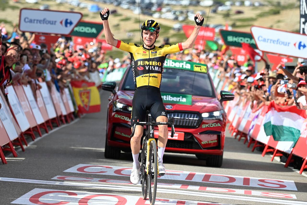 El ciclista estadounidense del equipo Jumbo-Visma, Sepp Kuss, celebra ganar la sexta etapa de la vuelta ciclista a España 2023, una carrera de 183,1 km desde La Vall d'Uixo hasta el Alto de Javalambre, el 31 de agosto de 2023. (Foto de JOSE JORDANIA / AFP)