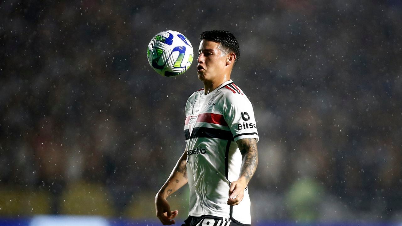 RIO DE JANEIRO, BRAZIL - OCTOBER 7: James Rodrigues of Sao Paulo controls the ball during the match between Vasco Da Gama and Sao Paulo as part of Brasileirao 2023 at Sao Januario Stadium on October 7, 2023 in Rio de Janeiro, Brazil. (Photo by Wagner Meier/Getty Images)