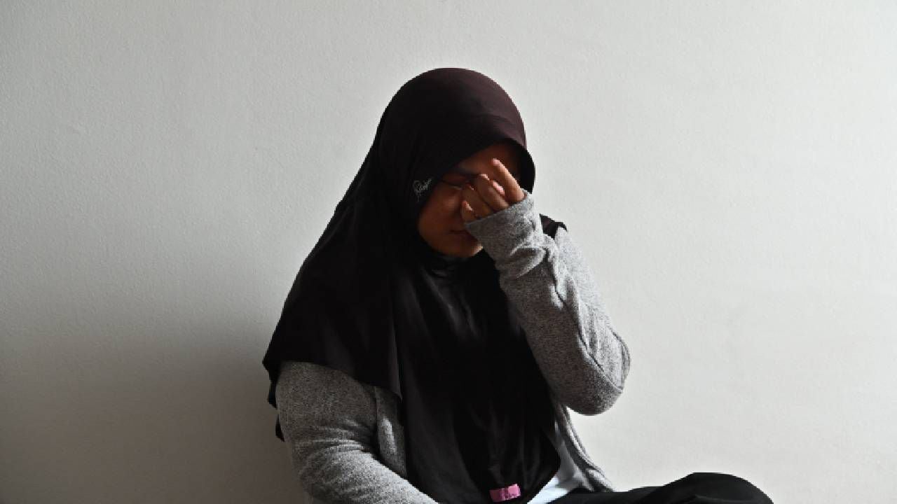 Siti Khotimah mientras habla sobre el abuso físico que sufrió por parte de su empleador mientras trabajaba como empleada doméstica.