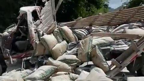 Un camión se volcó y se derramaron sacos de harina en la vía Santa Marta - Riohacha.