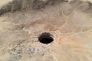 El cráter está ubicado en el desierto de la provincia de Al-Mahra.