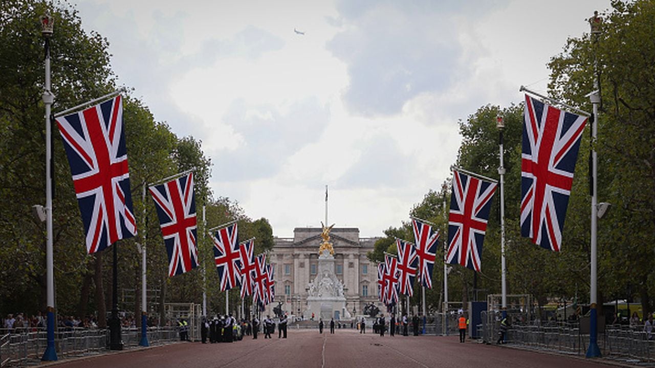La calle conocida como "The Mall", frente al Palacio de Buckingham, decorada con banderas británicas en honor a la difunta reina Isabel II.