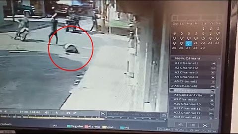 El video muestra el momento en el que el sujeto cae tras ser impactado.