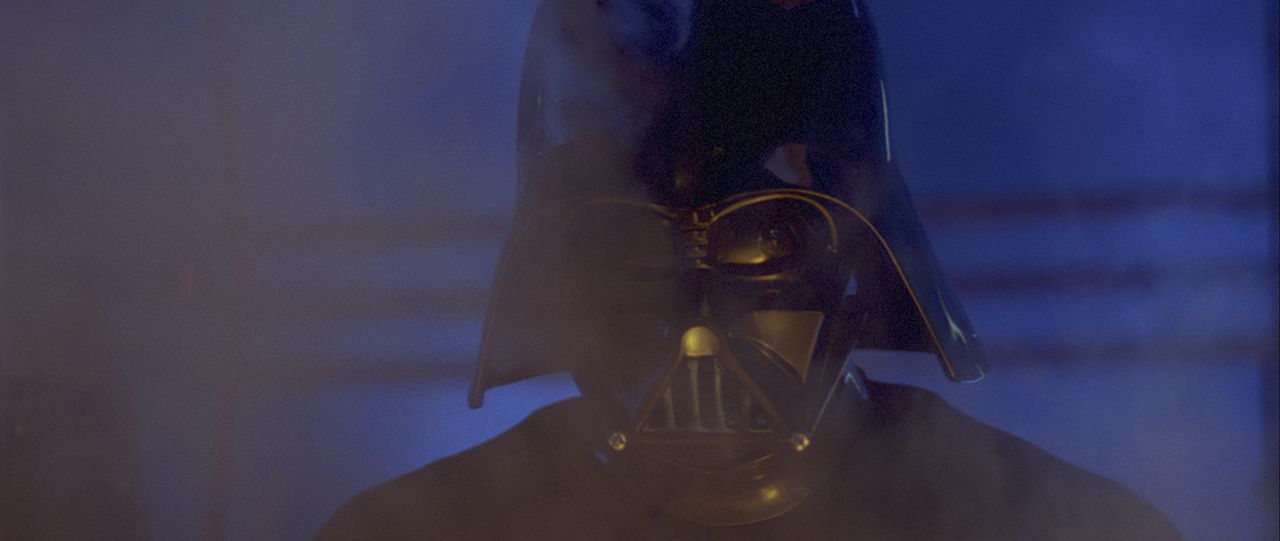 En la película, Darth Vader busca incesantemente a Luke Skywalker y tras una dura batalla le revela que es su padre.