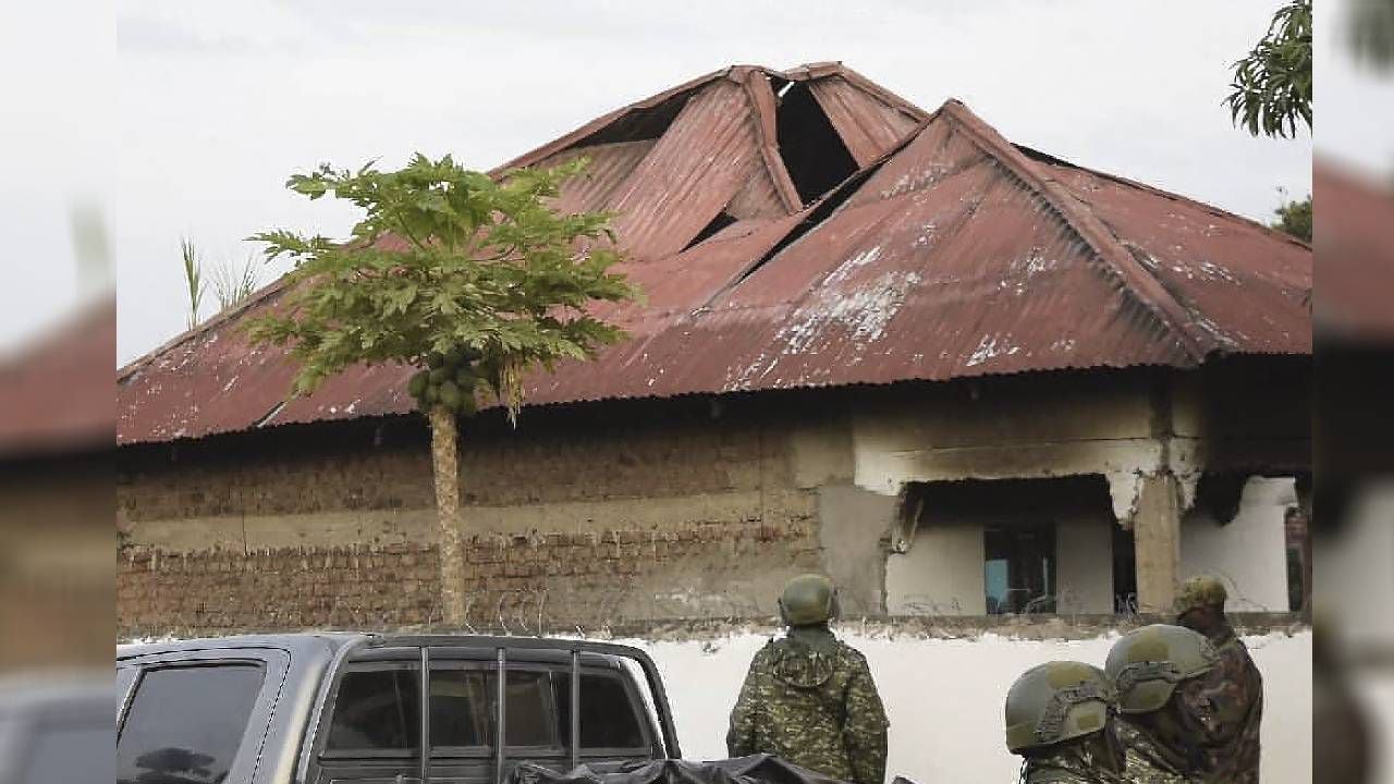 Las fuerzas de seguridad de Uganda se observan, luego de un ataque el 17 de junio de 2023 en una escuela secundaria .