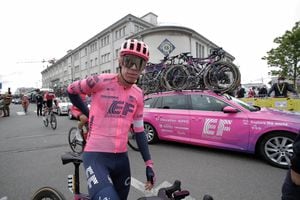 el Ciclista colombiano Rigoberto Urán en la Salida de Brest