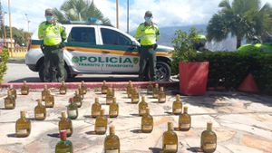 Policía incautó más de 2.000 botellas de licor de contrabando en vía de Santander.